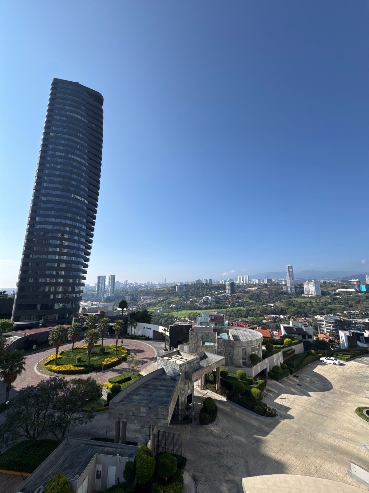 Modern skyscraper view documented in Huixquilucan de Degollado