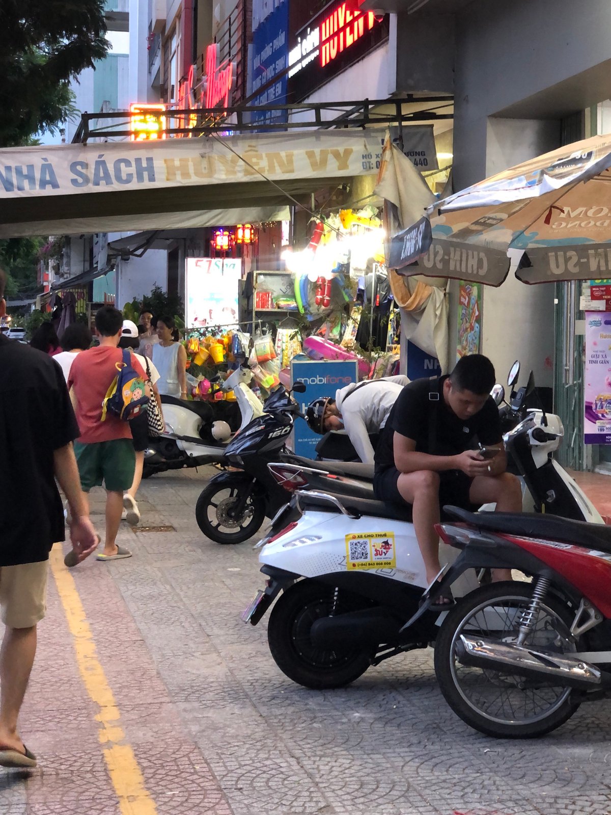 Street life, food, and city textures across a Da Nang morning