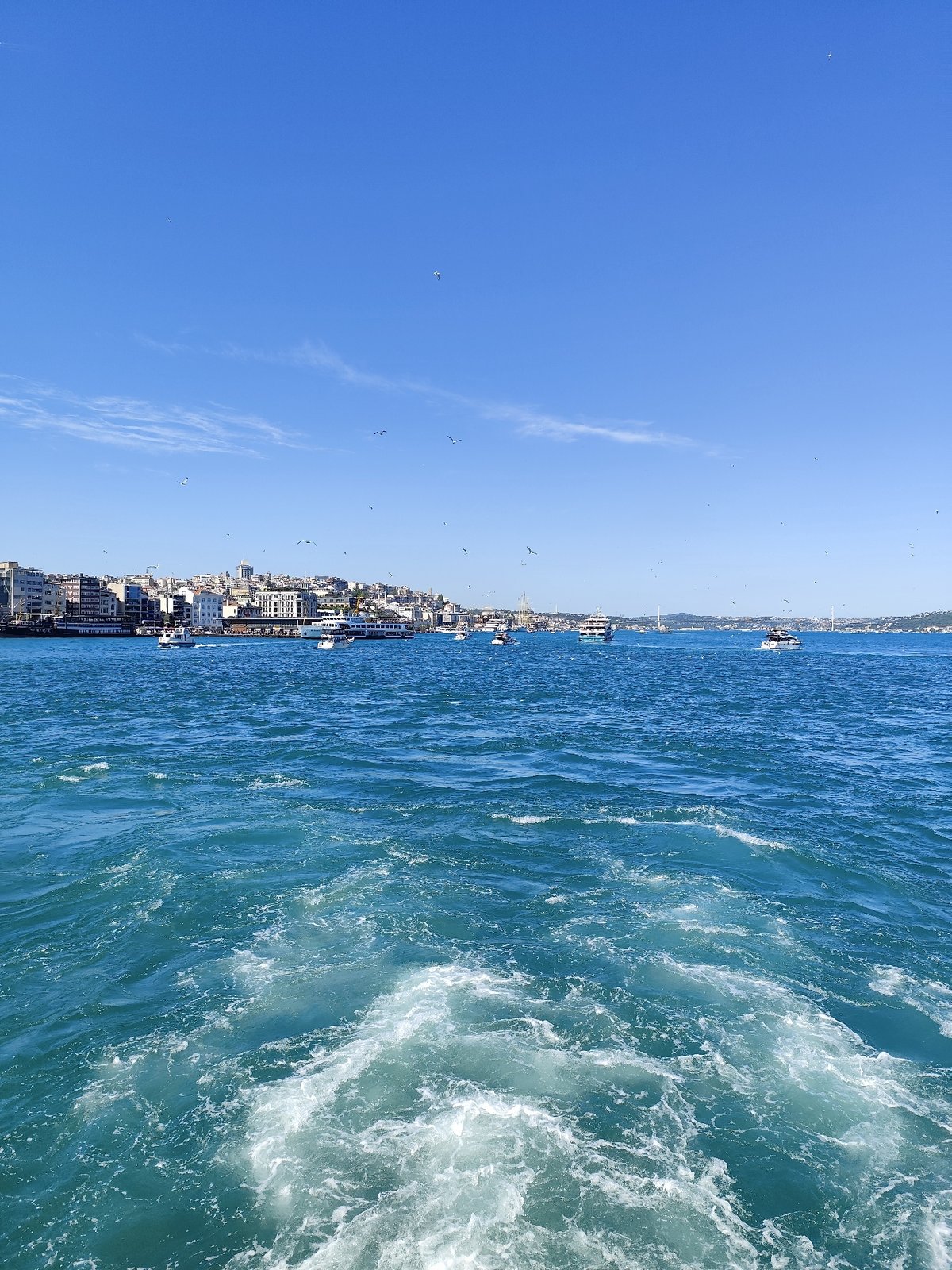 Busy ferry crowds gather across Istanbul waterfront terminals