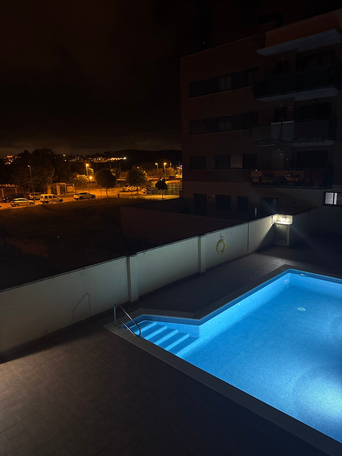 Decorative figurines and illuminated pool documented in Torredembarra