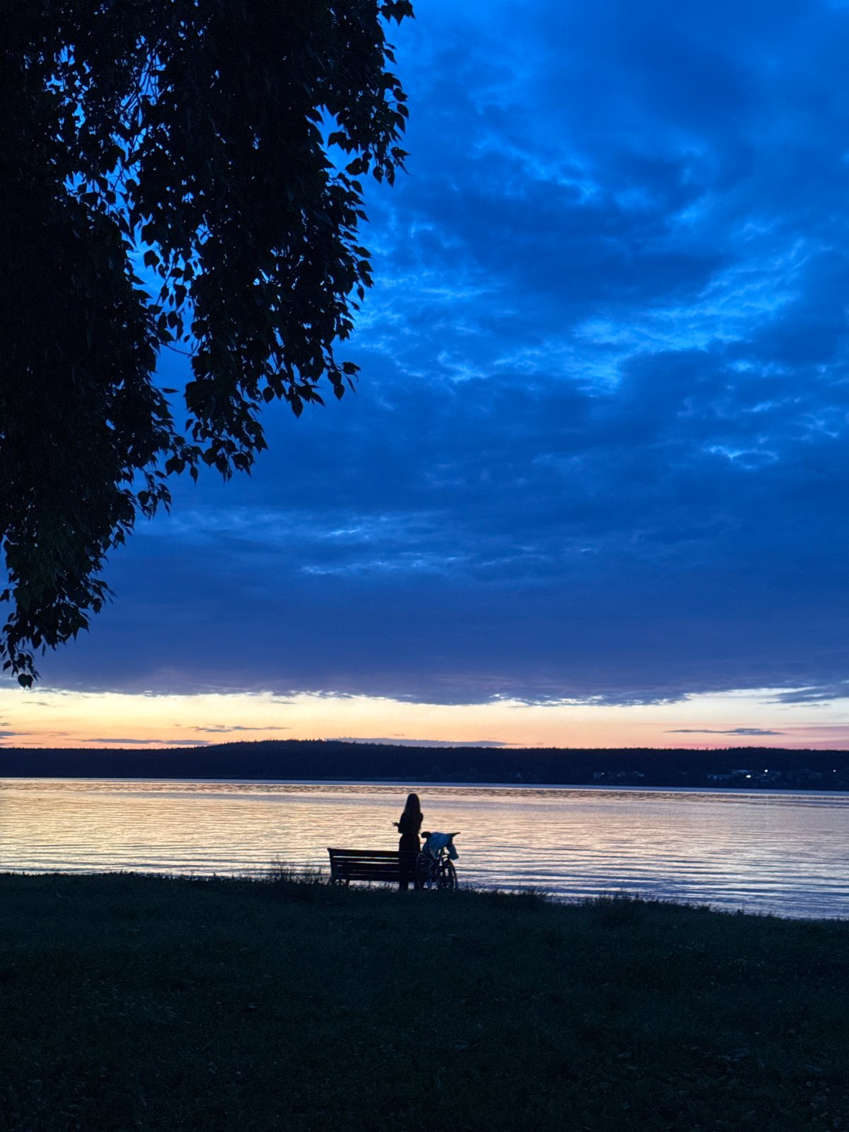 Dusk settles over Votkinsk's lakefront and anchor monument