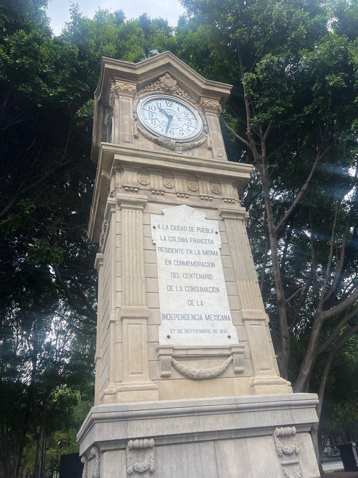 Clock tower with Mexican inscription observed in Puebla