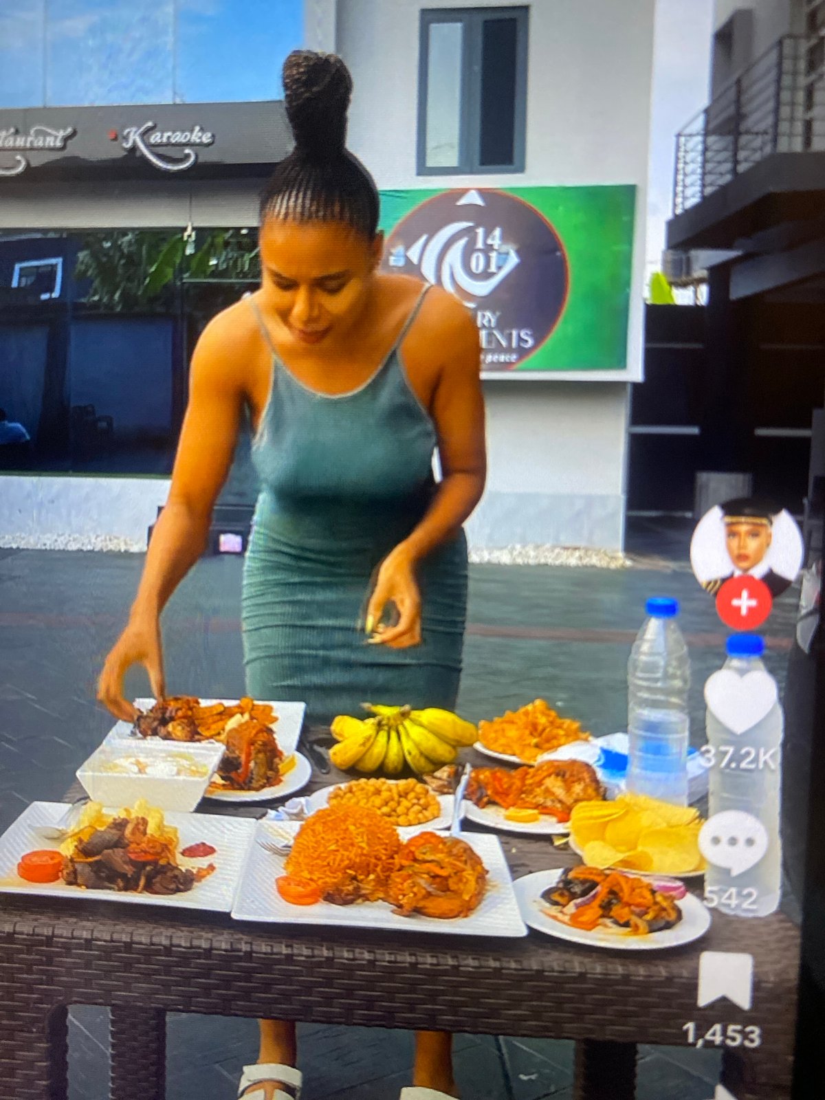 Outdoor dining and social media activity documented in Howayi