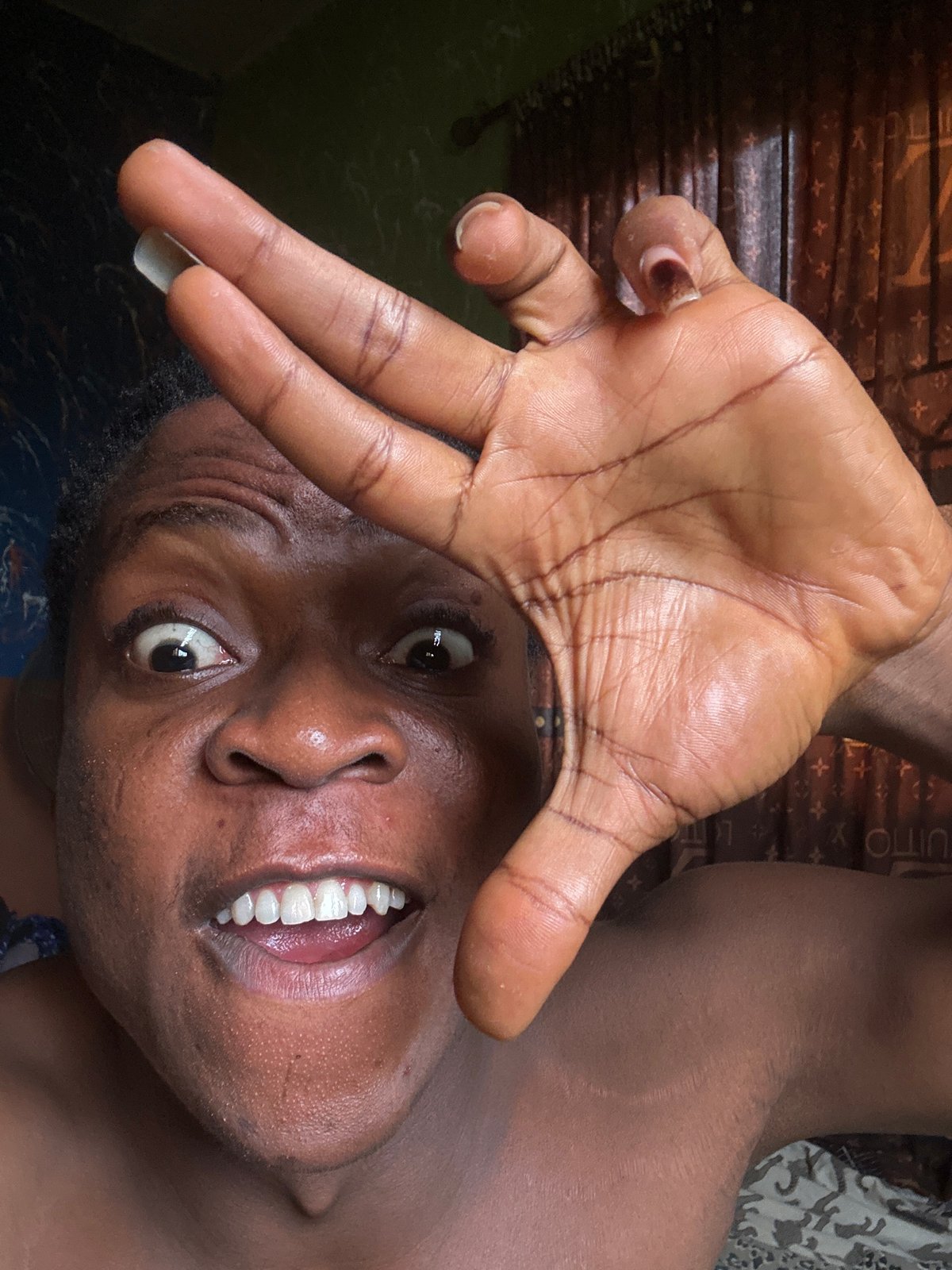 Person documents themselves in 30 selfies over 20 minutes