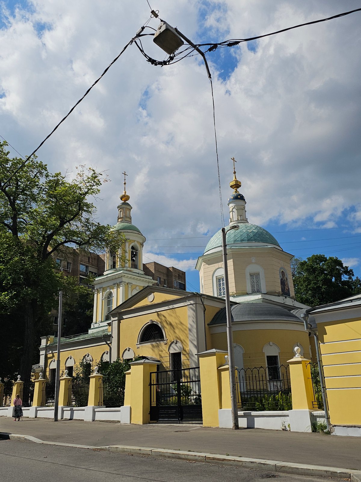 Ordinary morning street life near Khamovniki, central Moscow