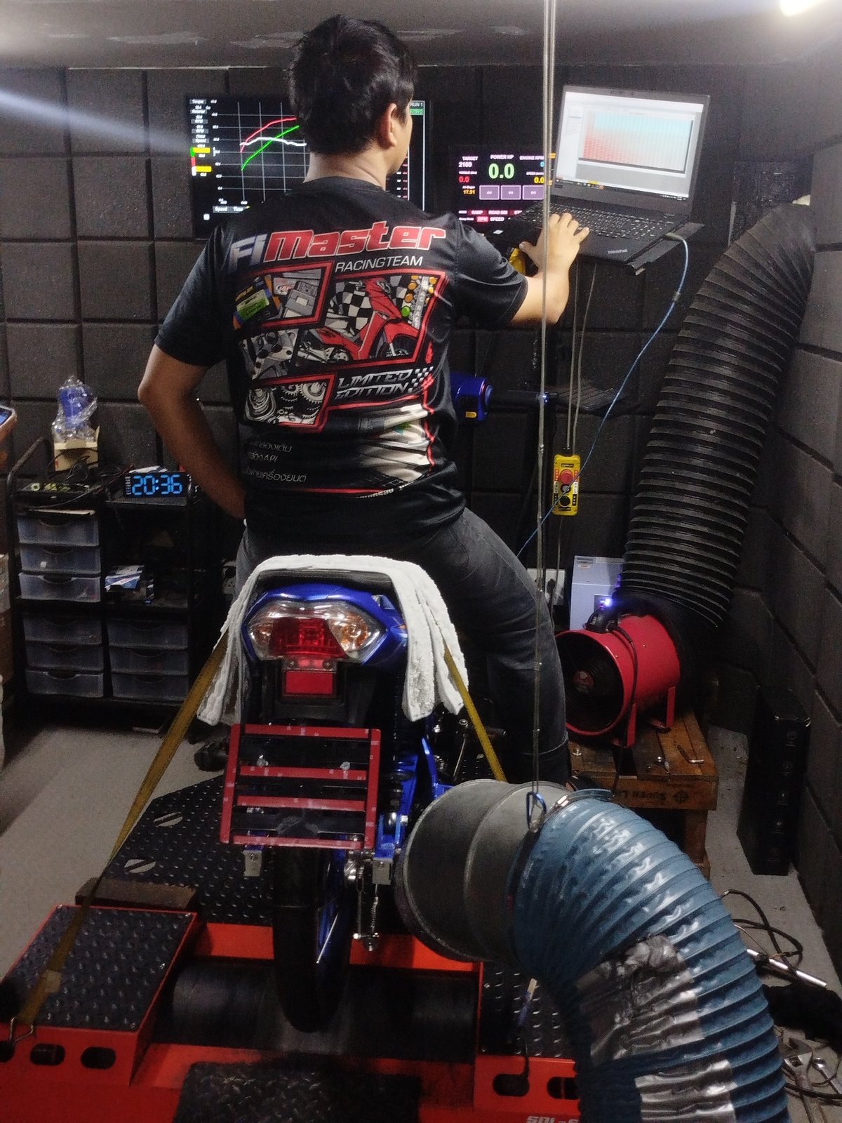 Blue scooter on the dyno at a Ban Kho En tuning shop