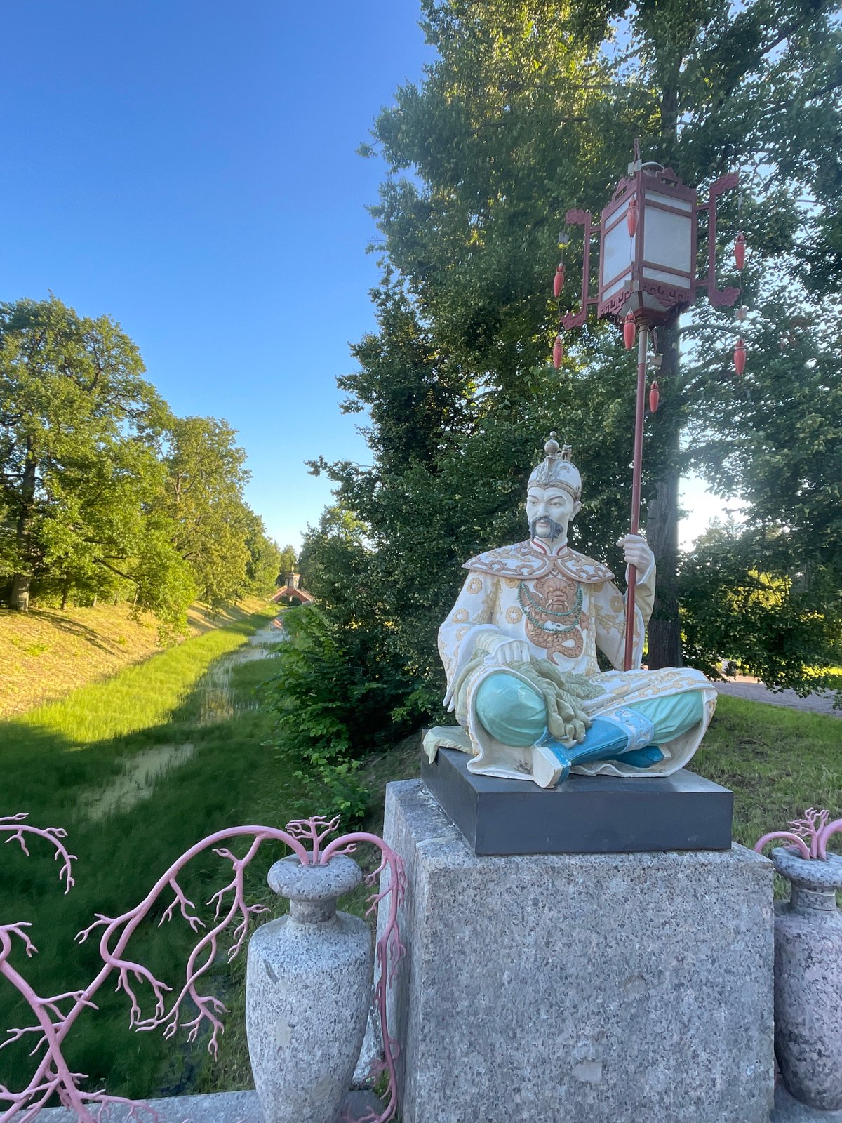 Catherine Palace grounds: gilded gate and Chinese statue
