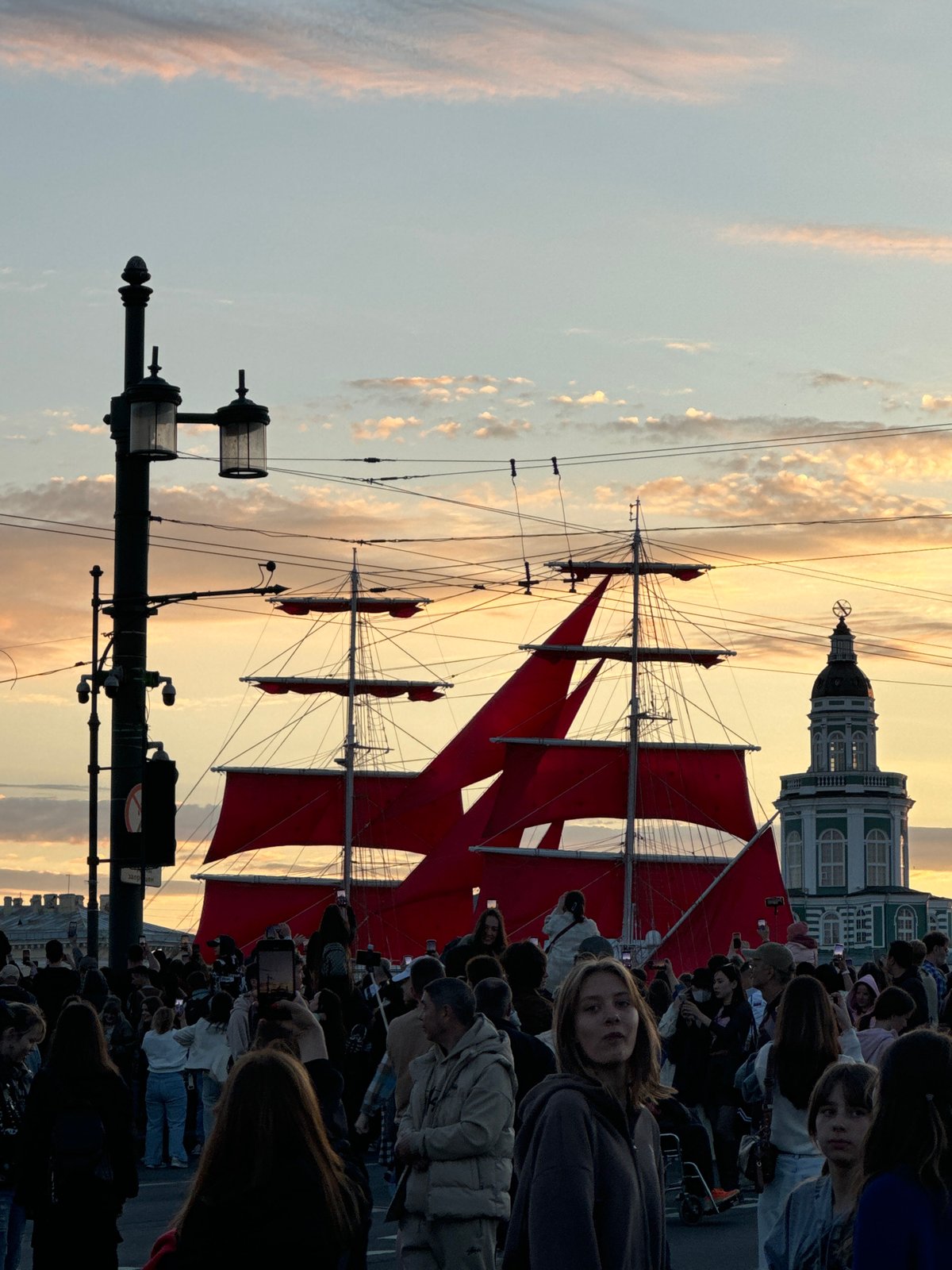 Saint Petersburg celebrates annual Scarlet Sails festival with crowds