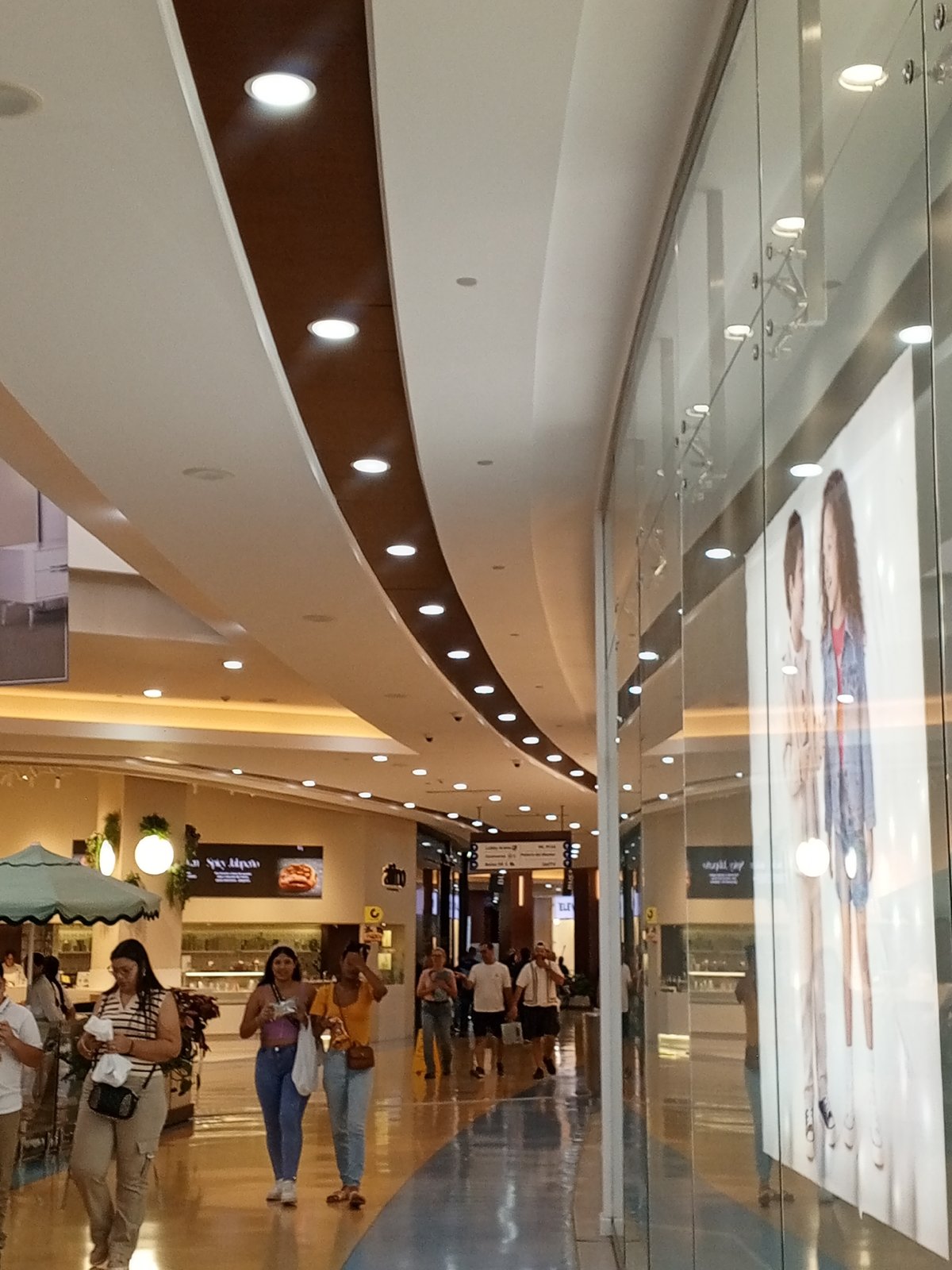 Shopping mall visit documented in Porlamar, Venezuela evening hours