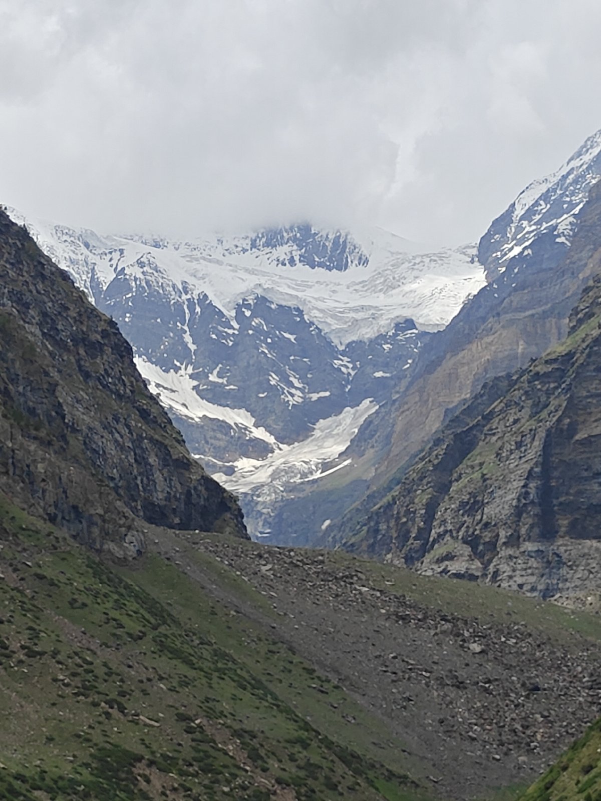 Roadside stop in Sissu: waterfalls, glaciers, and a mountain valley