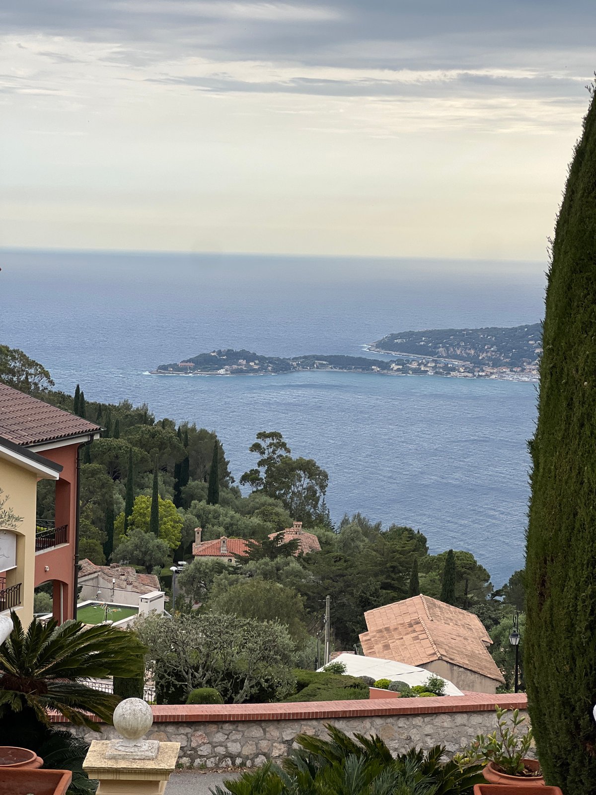 Tourist captures Mediterranean views and selfies in Èze, France