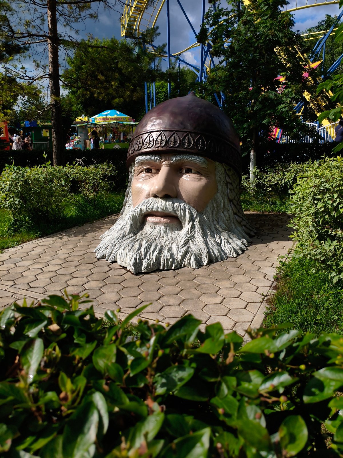 Couple documents park visit with performances, sculptures in Orenburg