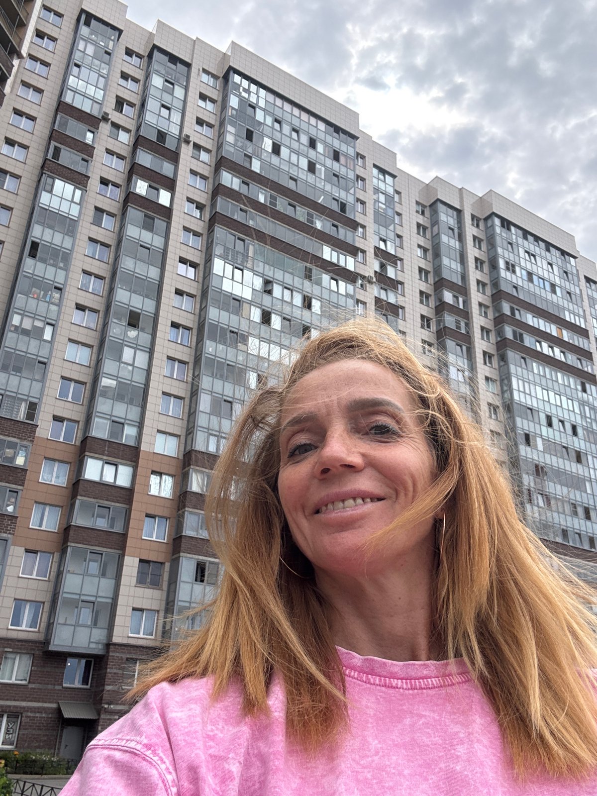 Street-level moments near residential buildings in Sinyavino, Russia