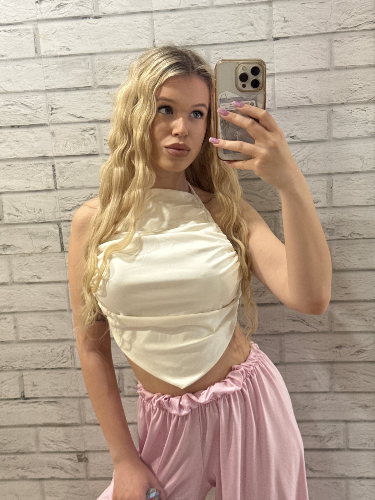 Selfie session inside a Saint Petersburg space, white and pink outfit