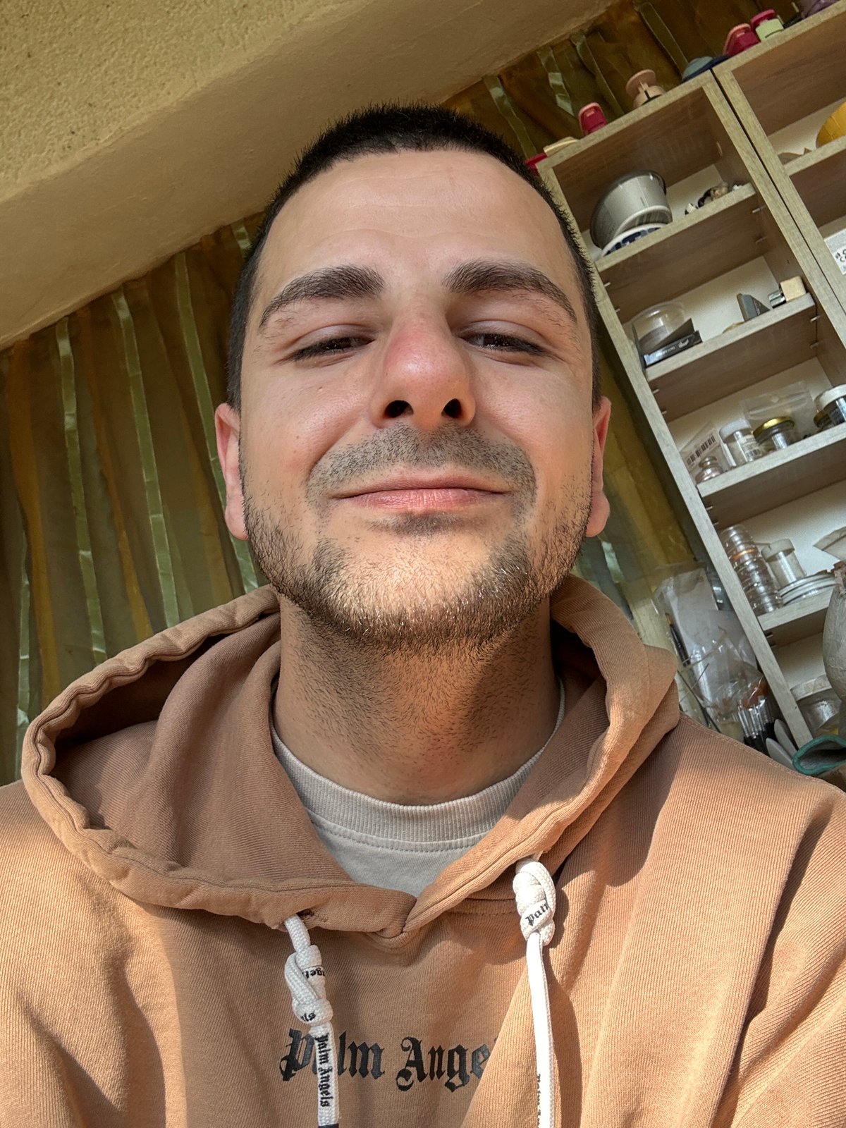 Man documents morning routine in Slavyani, Bulgaria residence