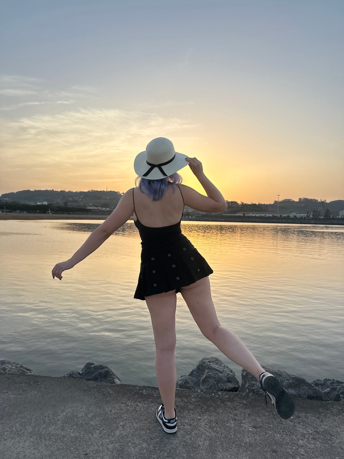 Sunset selfies on the Gijón waterfront, golden hour vibes