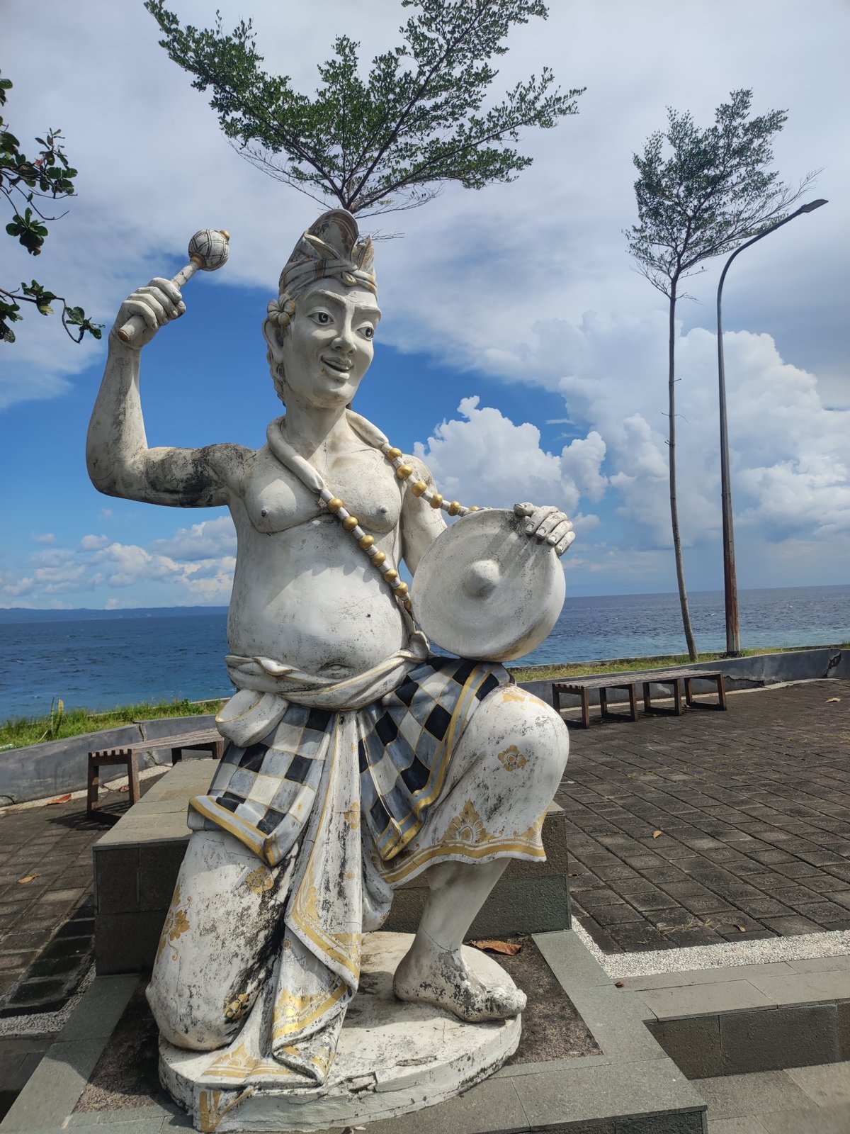 Morning documentation of Balinese cultural statues in Padangbai coastal park