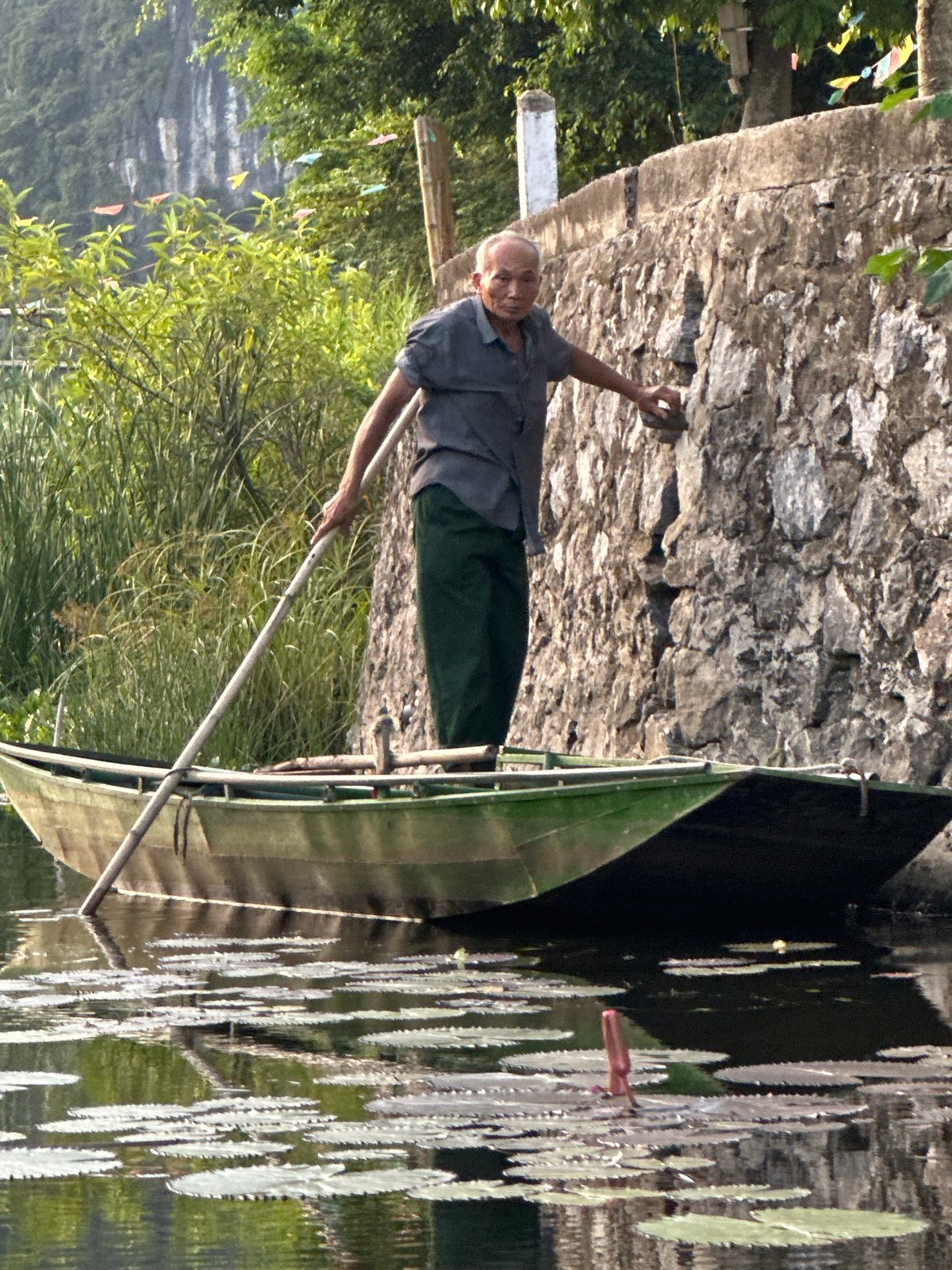 Tourists enjoy scenic longboat tour in Vietnamese waterways