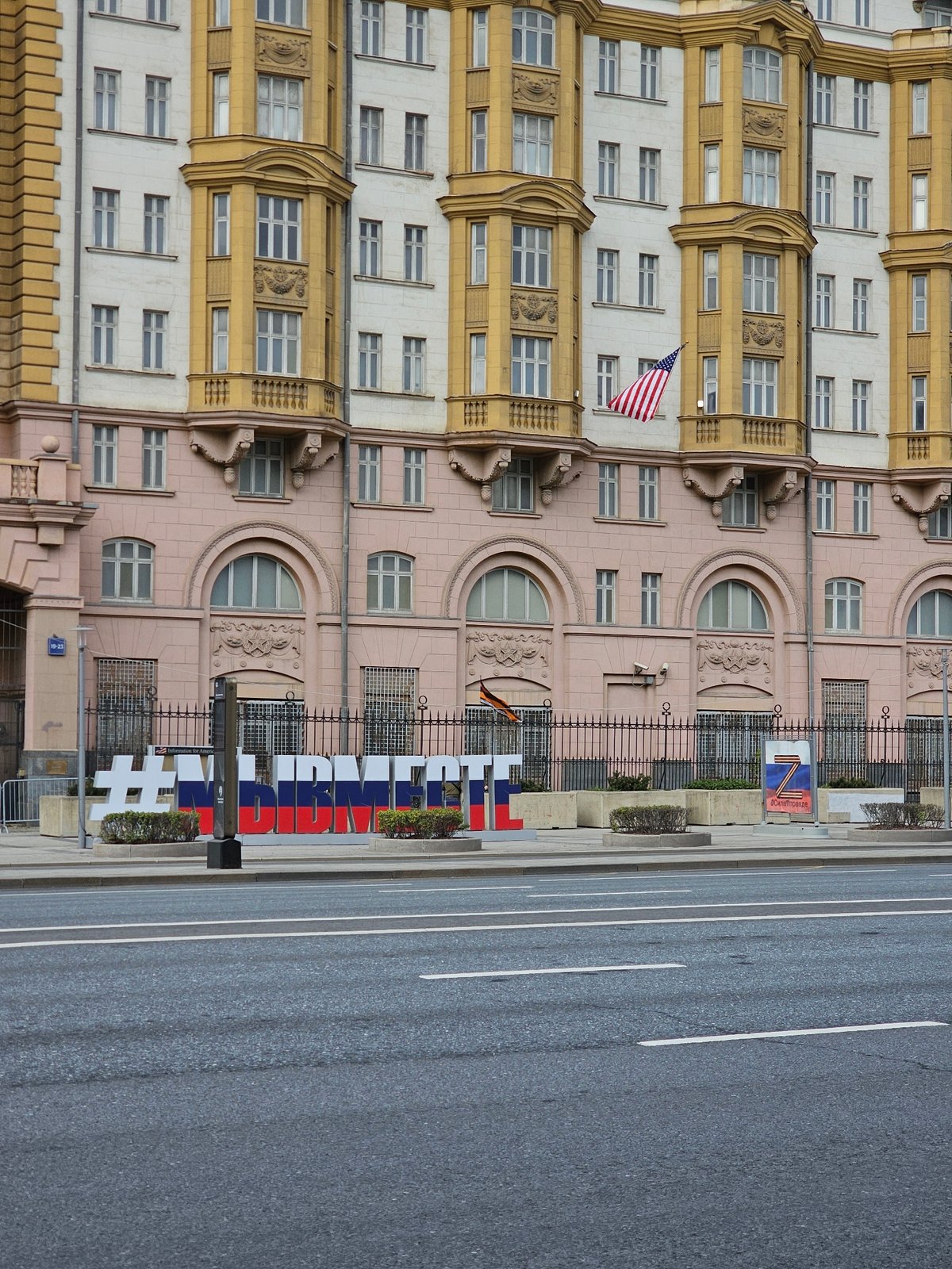Morning street life documented across central Moscow