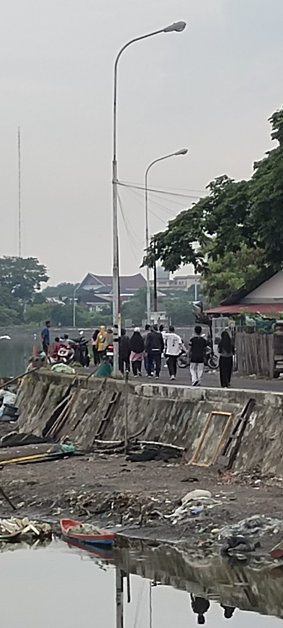 Fishing and daily life along the Lhokseumawe waterfront