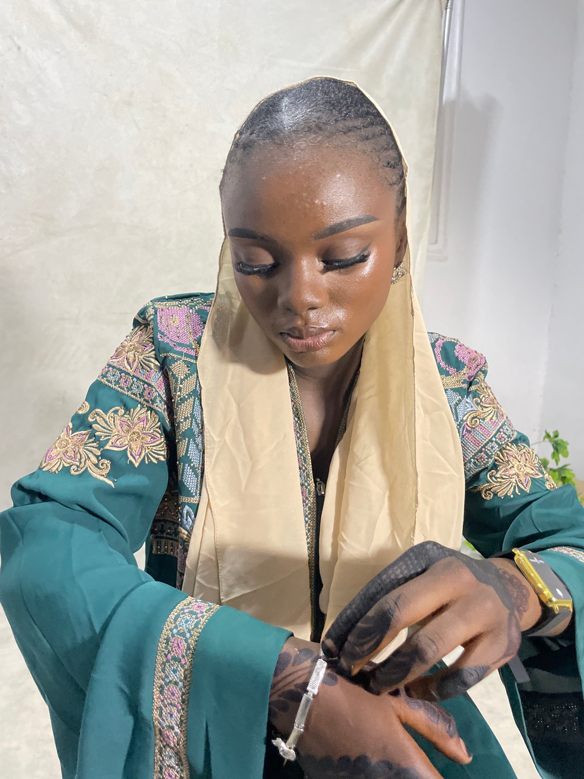 Portrait session in Jos: green abaya, embroidery, and quiet detail shots