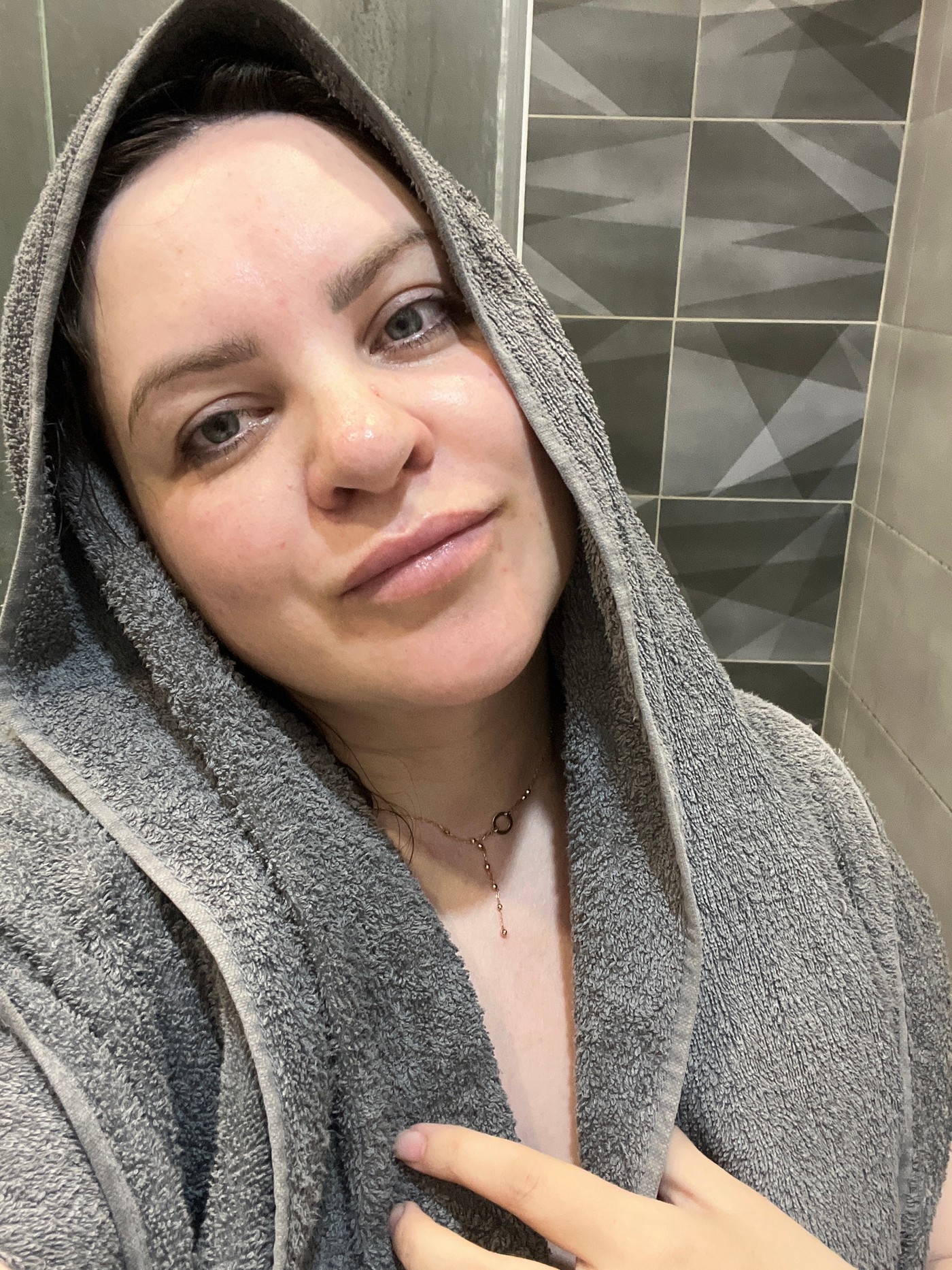 Woman takes morning bathroom selfies in Noviy, Russia