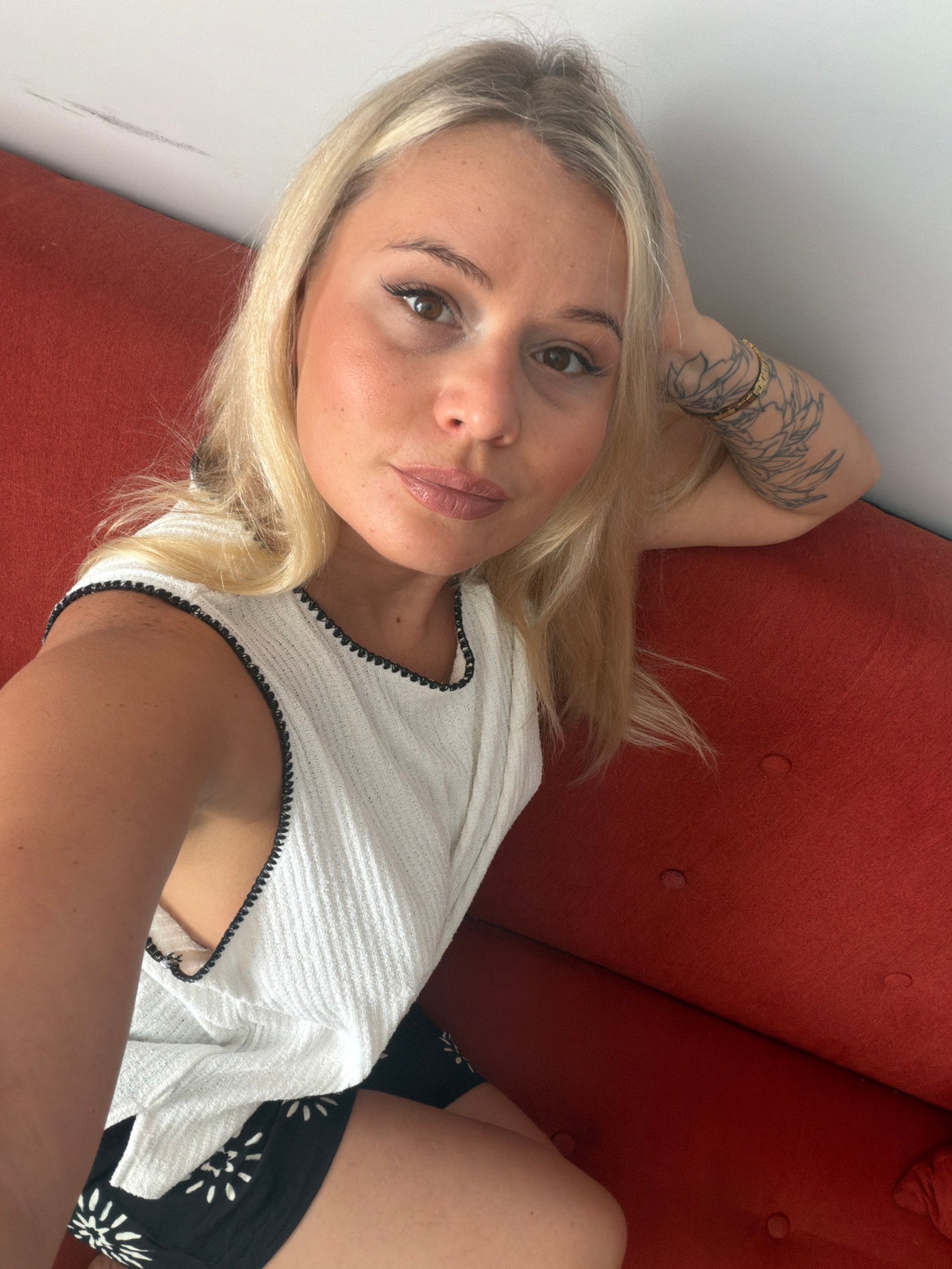 Lazy morning in Sarapul: skincare, selfies, and sunlight