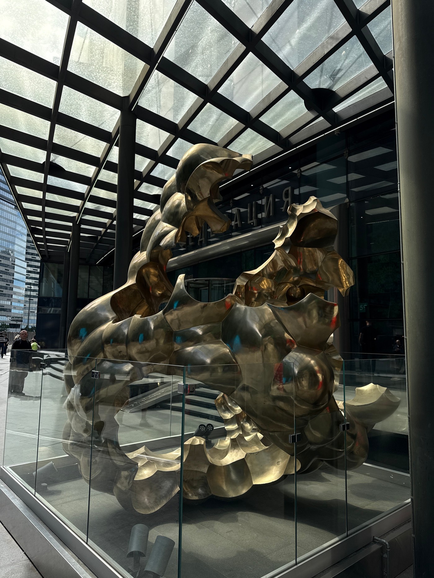 Art viewing and street scenes observed in Khimki