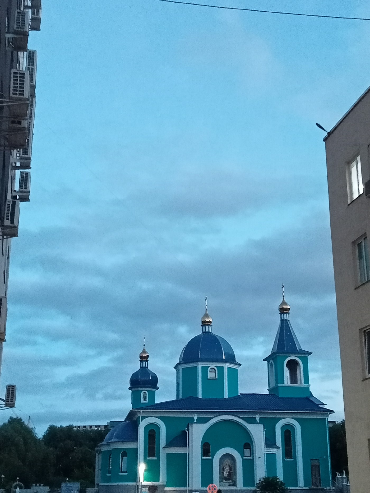 Evening twilight walk documented across Khmelnytskyi, Ukraine neighborhoods