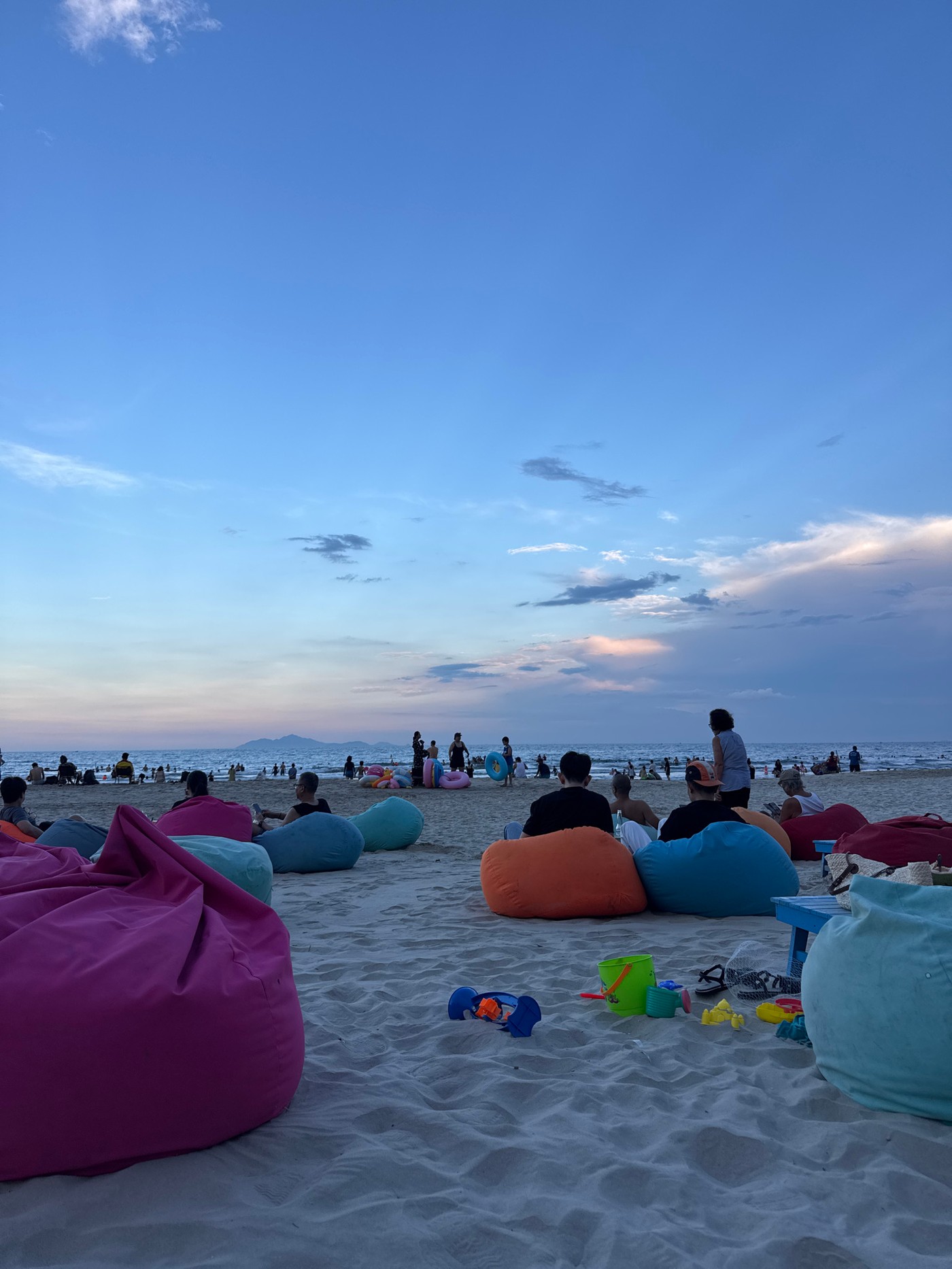 Vibrant beach scene captured in Đà Nẵng, Vietnam