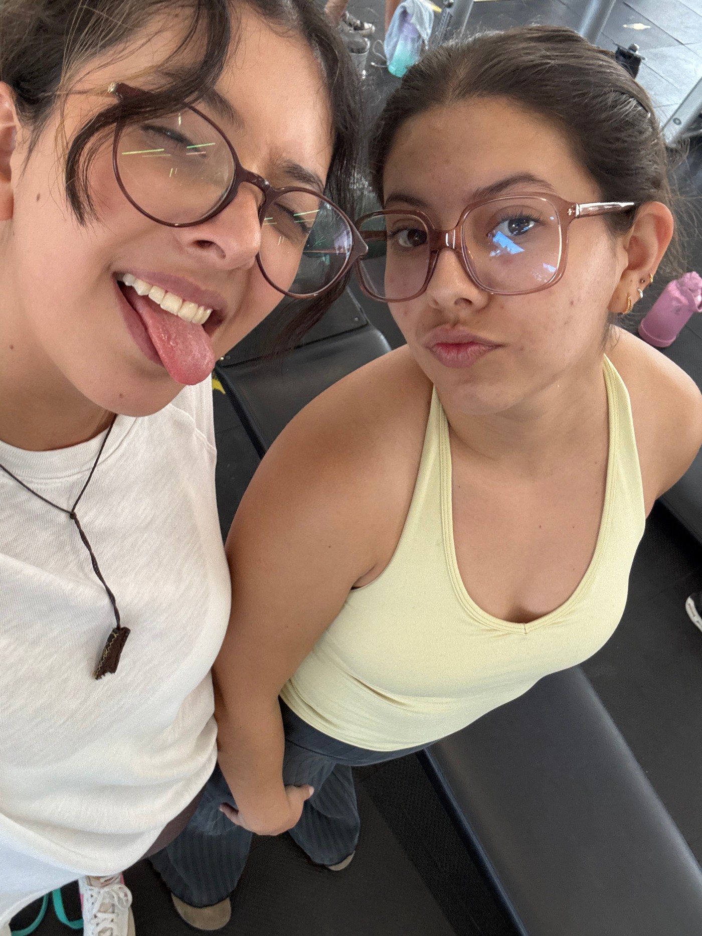 Friends take gym selfies in San Andrés Cholula fitness center