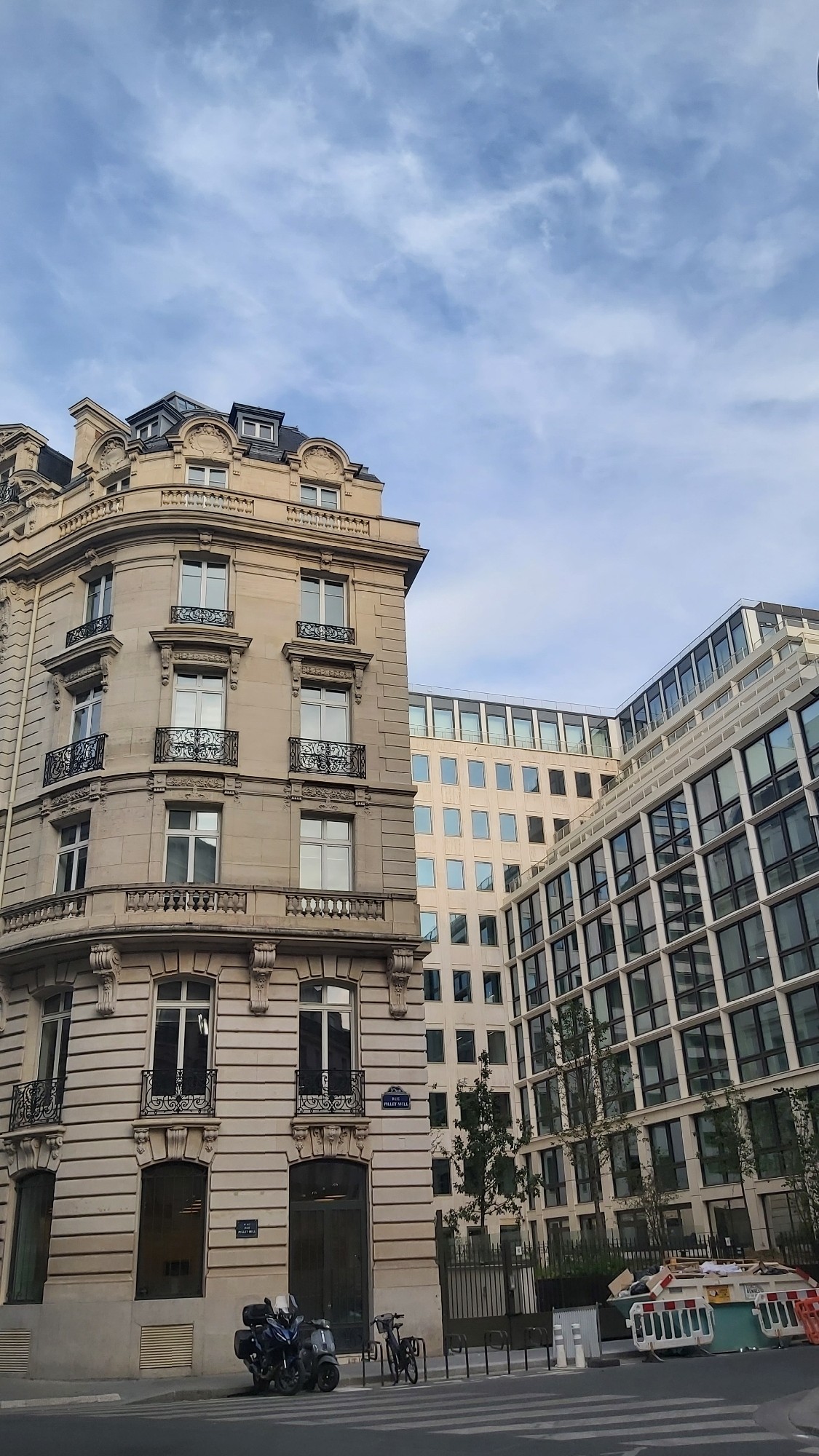 An hour of everyday street life in Haussmannian Paris