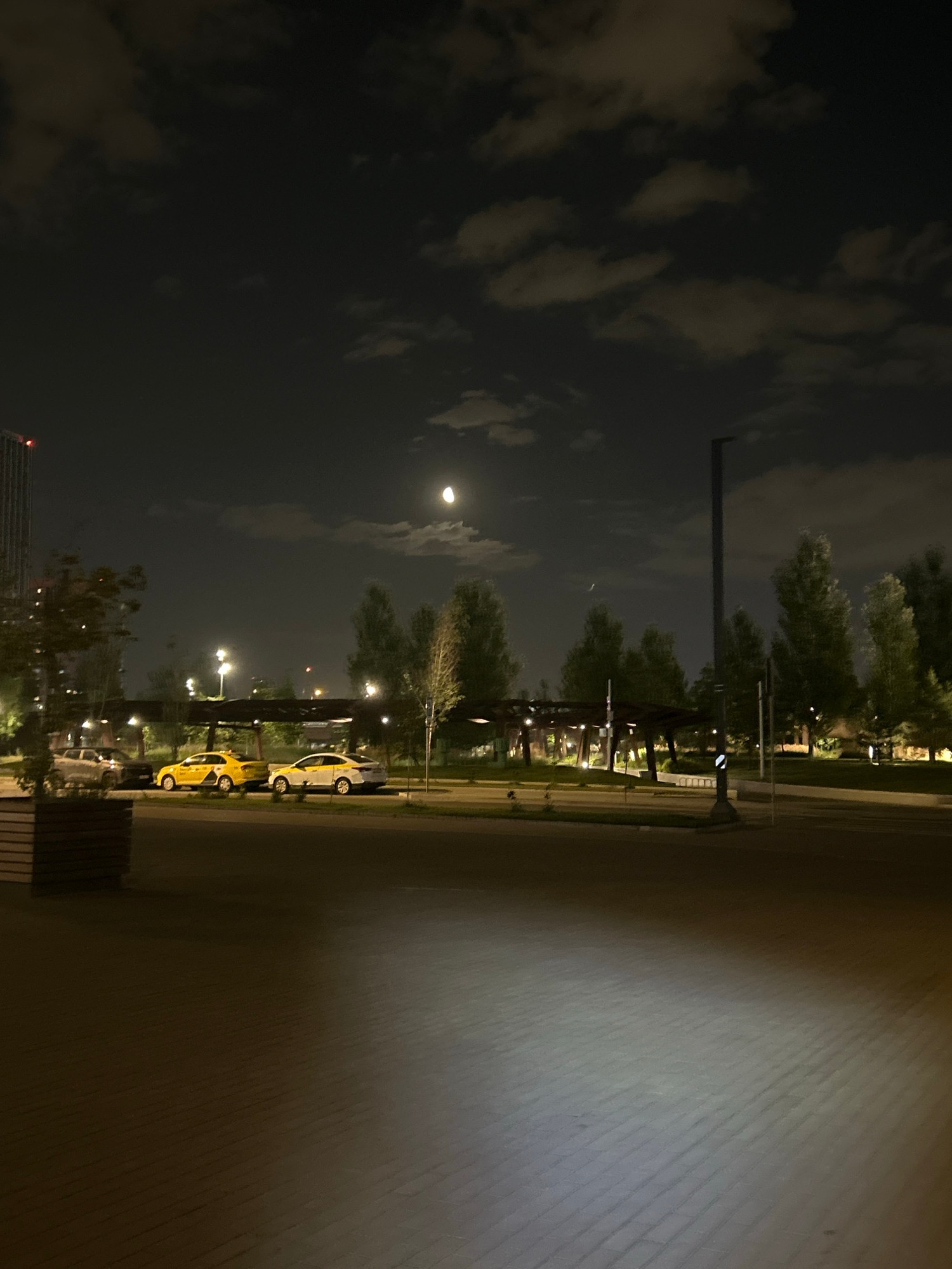 Late-night stroll along the Moscow Kremlin embankment