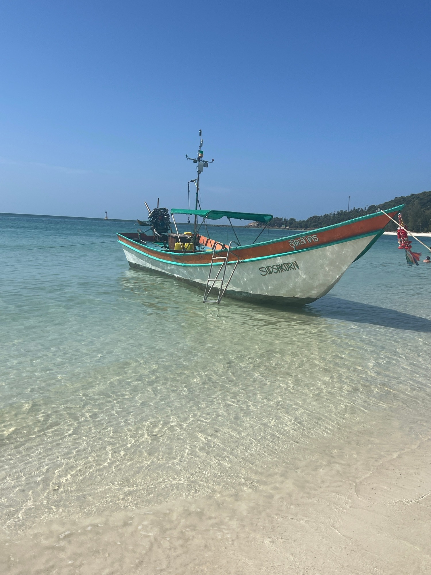The Quiet Allure of Turquoise Shallows and Anchored Boats