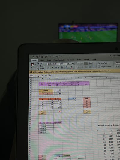 The image shows an Excel spreadsheet analyzing data related to "Número de países miembros de un tratado internacional" (Number of member countries in an international treaty).
The data includes values (Datos): 25, 27, 30, 32, and 35. Calculations include variance (15.7), standard deviation (3.96), and average (29.8). A table calculates z-scores using a formula and a "tablam" (table). Negative z-values and their corresponding areas are also provided. A small table shows the range from 25 to 27 and has a frequency value of 8.
