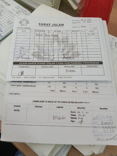 The image shows a delivery receipt form from B.K.J.S. The document is titled "Surat Jalan," which translates to "Delivery Order" in English. It lists the style, color, size, and quantity of 513 pieces of "Front Body-Raiders/Black" clothing. The document states a delivery date of "30-4-2025" and a delivery time of "19.10.25." The document also includes the names of the creator, checker, courier, and receiver. The creator is listed as "PUTRI," and the receiver is "Mustakim." The checker is not listed, and the courier is listed as "Widodo." The "Security" section includes a handwritten signature and the date "20/2/25." The document was likely created in Kecamatan Ngaliyan, Indonesia, based on the provided latitude and longitude coordinates.
