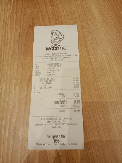 The image shows a receipt from a restaurant called Wizzmie located at Jl. Mch. Johanson no. 18, RT. 005/ RW. 010 Kel. Bringin, Kec. Ngaliyan, Kota Semarang, with postcode 50189. The date and time of the transaction was 25-05-2023 18:04. The order number is JHN20230525CS166, and the table number is 527. The purpose of the order is "Quick Service". The customer ordered "NIE BOYANG CASE 2", "NIE OSKRO CASE 2", "LUMPA UDANG", "ICE TEA" and "ICE TEA JLMB30" for a total of 55,000 Indonesian rupiah. The payment method was cash with a total of 110,000 Indonesian rupiah, leaving a change of 55,000 Indonesian rupiah. The customer's queue number is 166. The customer is asked to wait until their number is called. The receipt also provides the phone number for free delivery and customer service.