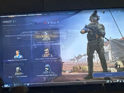 This media file captures a screenshot of a video game interface, likely from a first-person shooter given the presence of weaponry and character customization options. The screen displays a menu for "НАБОР 1" (Set 1), offering choices for weapons, equipment, and character appearances.

The primary subject on the right side of the screen is a fully geared character in tactical attire, holding a rifle. This character appears to be a soldier or a mercenary, with a helmet, goggles, and a bulletproof vest. The background suggests an arid, outdoor environment, possibly a desert or wasteland, with tents and debris scattered around, hinting at a conflict zone.

On the left side, a grid displays various character portraits, each associated with a name and a style, such as "Томми Ган | Стиль 'Штурмовик'" (Tommy Gun | Style 'Stormtrooper') and "Джим Спайкс | Стиль 'Штурмовик'" (Jim Spikes | Style 'Stormtrooper'). This indicates a character selection or customization screen where players can choose different outfits or personas.

The interface also shows navigation options like "Оружие" (Weapons), "Снаряжение" (Equipment), and "Гардероб" (Wardrobe). Text at the top provides game-related information, including "ДЕТАЛИ! ТОП МЕТА ОРУЖИЯ ДО ОСЕНИ 2026 WARFACE" (Details! Top Meta Weapons for Autumn 2026 WARFACE), along with other menu items like "КЛАНЫ" (Clans), "СЕРВИСЫ" (Services), and "КОНТРАКТЫ" (Contracts).

At the bottom of the screen, game status information is visible, including a timer ("01:45/14:35") and what appears to be a player name or ID ("Любім41"). A blue button labeled "Полигон" (Polygon) is prominent, suggesting a training or testing area. The overall impression is a detailed menu within a modern combat-themed video game, focusing on player customization and preparation before entering a match. The lighting and scene suggest an in-game environment, possibly during daytime in a war-torn setting.