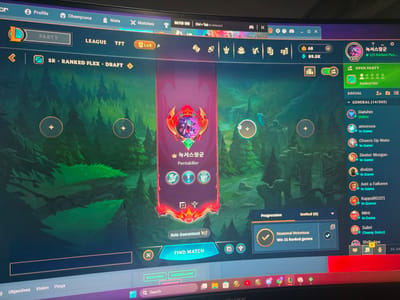 The image displays a computer screen showing the League of Legends game client. The client is open to the "League" tab, specifically to a screen for queuing into a "SR - Ranked Flex - Draft" game. The user, named "녹서스장군 Pentakiller," is in a partially filled Ranked Flex party (1/5). The user has completed the requirement for "Seasonal Victorious" by winning 15 Ranked games. The right side of the screen shows the user's friends list with online and in-game statuses. The screenshot also captures a portion of the Windows taskbar showing various application icons. The image does not contain information related to the city of Unatsite, Bulgaria.