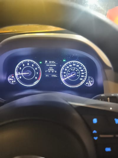 This is a photograph taken inside a vehicle, focusing on the dashboard display. The car is in park (P). The odometer reads 41922km. The fuel economy is displayed as 6.2L/100km, and the remaining range is 147km. The temperature is 21 degrees Celsius. The speedometer shows a speed of approximately 25 km/h, and the tachometer shows about 1000 rpm. The location in the city of Fraccionamiento Los Heroes Queretaro, Mexico is unknown.