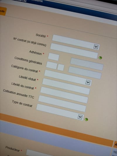 The image shows a digital form for entering contract details. Required fields are marked with an asterisk. These include "Société" (Company), "Adhésion" (Membership), "Catégorie du contrat" (Contract Category), "Libellé réduit" (Reduced Label), "Libellé du contrat" (Contract Label), and "Producteur" (Producer). There are also fields for "N° contrat (si déjà connu)" (Contract Number if already known), "Conditions générales" (General Conditions), "Cotisation annuelle TTC" (Annual contribution TTC), and "Type de contrat" (Type of Contract). Dropdown menus (indicated by ">") are available for some fields. Help icons are visible beside some fields, indicated with a question mark.