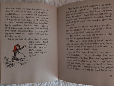 The image displays two pages of a book, with text and an illustration. The left page contains text in Norwegian and a black and white illustration of a woman with red hair running. The woman is depicted with her arms outstretched, a scarf flying, and a fierce expression on her face. She is running across uneven terrain with some bushes and rocks. The right page contains text in Norwegian. The text on both pages describes an event involving children and adults, with references to food and actions. The page numbers are partially visible, with "31" on the bottom right of the right page. The text and illustration suggest a narrative, possibly a children's story. There is no specific mention of the city of Hovden, Norway, in the provided image.