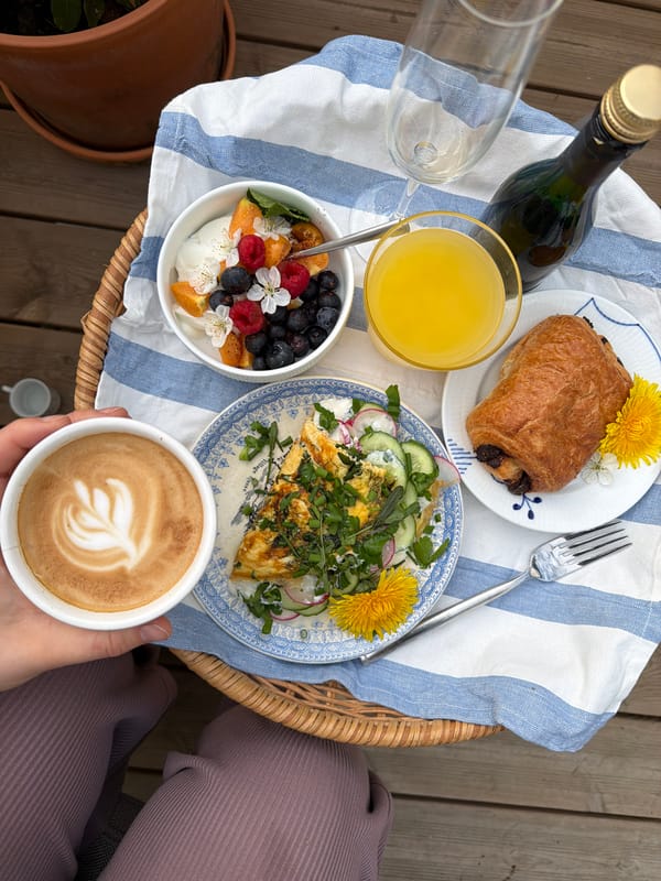 Morning breakfast gathering documented in Gangloff, Germany