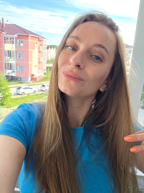 Blonde woman observed in blue shirt in Birobidzhan