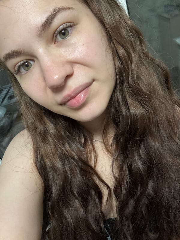Woman photographs herself in portrait session in Nizhnyaya Gar'