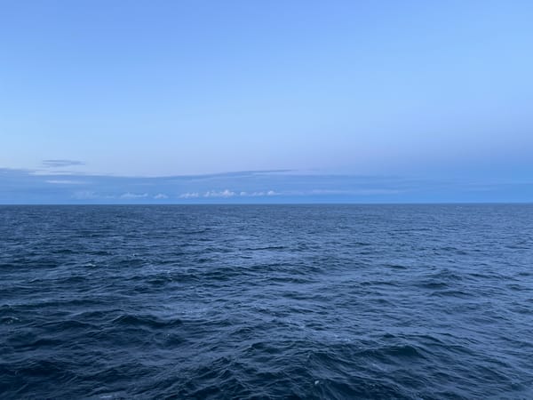 Wide open Baltic Sea, flat horizon, small waves rolling through