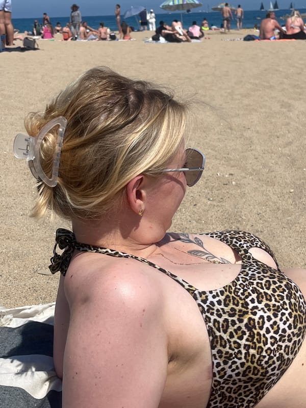 Sunny afternoon draws crowds to Barcelona beach