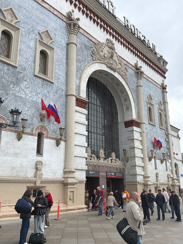Morning commute scenes documented around Moscow's Kazansky station