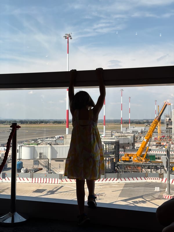Killing time at Fiumicino: lounges, a grand piano, and departure gates