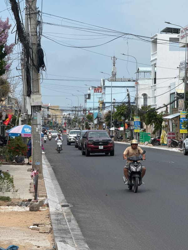 Morning scooter traffic flows through Phan Thiết and Phú Thủy streets